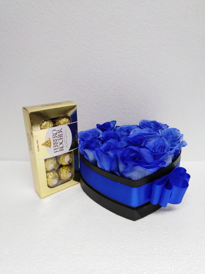12 Rosas Azules en Caja Corazón mas Ferrero Rocher 100 Grs 